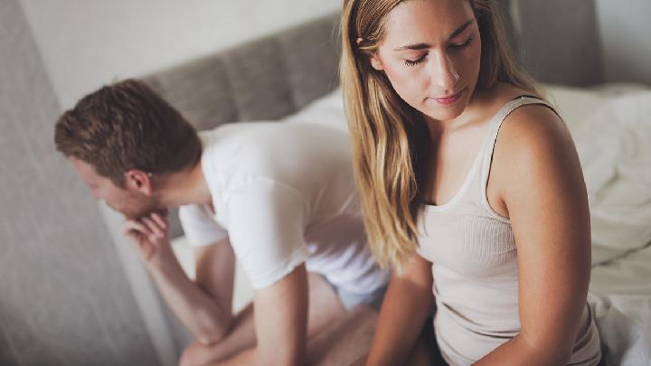 性爱时怎么脱下衣服呢？性爱时为女性脱衣的技巧